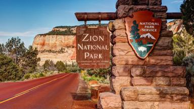 verenigde-staten_utah_zion-national-park_bord_national-park-service_rode-weg_route_rotsen_b