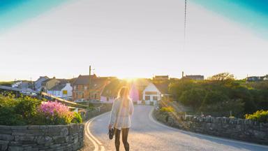 sfeer_ierland_county-clare_doolin_weg_vrouw_tourism-ireland.jpg