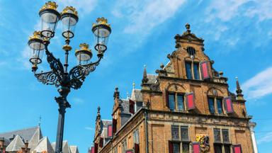 nederland_gelderland_nijmegen_grote-markt_lantaarnpaal_shutterstock_1199866366