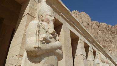 egypte_luxor_tempel-hatsjepsoet_beeld_gebergte_f