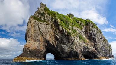 nieuw-zeeland_bay-of-islands_hole-in-the-rock_rots_noorder-eiland_shutterstock