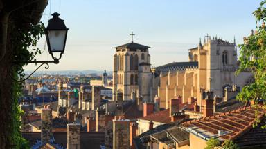 frankrijk_auvergne-rhone-alpes_lyon_kathedraal-st-jean-baptiste_lantaarn_oude-wijk_shutterstock_692765317