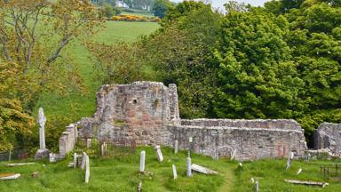 groot-brittannie_noord-ierland_cushendall_layd-old_church_grafsteen_heuvel_gras_shutterstock