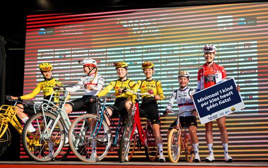 Wielrenners stappen af voor kinderen zonder fiets