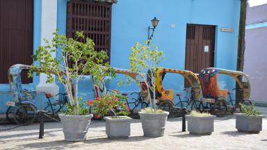 cuba_camaguey_lege fietstaxi_s voor blauw huis_w.JPG