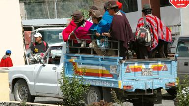 ecuador_guamote_indigenas-in-auto_straatbeeld_w