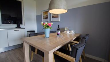 hotel_nederland_friesland_residence-terschelling-wellness-waddenresort_eettafel_tweepersoons-suite