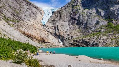 noorwegen_vestland_oldedalen_jostedalsbreen_briksdal-gletsjer_groep_meer_gletsjer_shutterstock_1491124802