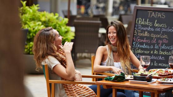 spanje_mallorca_terras_stel_vrouw_getty-475689815