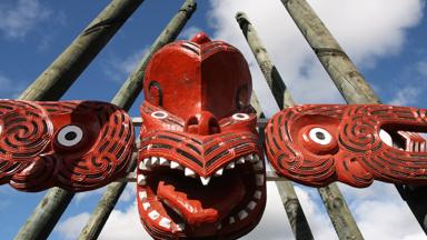 nieuw-zeeland_noordeiland_rotorua_maori_houtsnijwerk_rood_b