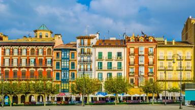 spanje_navarra_pamplona_plaza-del-castillo_huizen_plein_shutterstock_1068250886