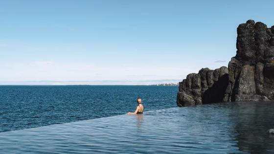 ijsland_reykjavik_kópavogsbær_sky-lagoon_thermaal-bad_hotspring_infinity-pool_zwemmen_vrouw_shutterstock