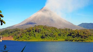 costa-rica_la-fortuna_vulkaan-el-arenal_meer_rook_b