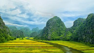 vietnam_tam-coc_gebergte_landschap_rijstveld_bootje_b