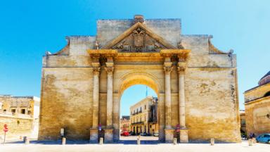 italie_puglia_lecce_porta-napoli_old-town_poort_goud_getty