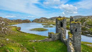 ierland_wicklow_wicklow-national-park_uitzicht_ruine_water_heuvels_shutterstock