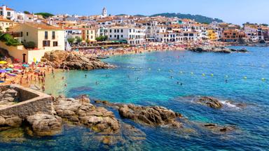 spanje_costa-brava_calella-de-palafrugell_autovakantie-costa-brava_vissersdorp_druk-strand_rots_shutterstock