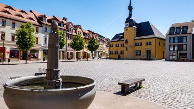 duitsland_thuringen_apolda_marktplein_stadhuis_fontein_bankje_getty-1242022107