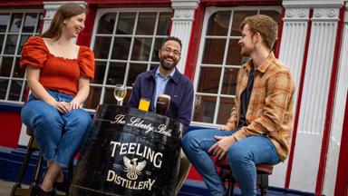 ierland_county-dublin_dublin_the-liberties-wijk_liberty-belle-pub_terras_mensen_tourism_ireland