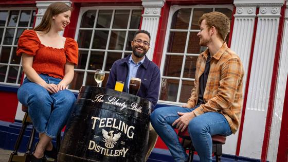 ierland_county-dublin_dublin_the-liberties-wijk_liberty-belle-pub_terras_mensen_tourism_ireland