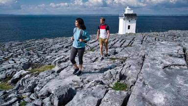 ierland_county_clare_burren_black_head_light_house_vuurtoren_stel_tourism_ireland