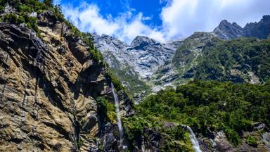 nieuw-zeeland_milford-sound_fjordland_watervallen_b.jpg