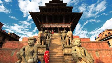 nepal_bhaktapur_plein_nyatapola-tempel_mensen_trap_b.jpg