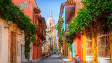 colombia_cartagena_straatbeeld_gekleurde-huizen_kerk_v