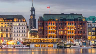 duitsland_hamburg_toren_rivier_rondvaartboot_kade_avond_GettyImages-932636092