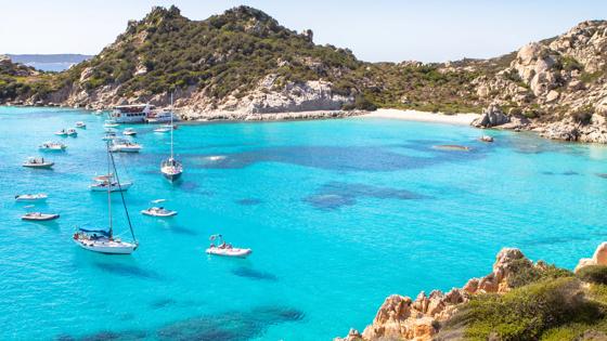 italie_sardinie_cala-corsara_vakantie-sardinie_maddalena-archipel_boten_blauwe-zee_shutterstock