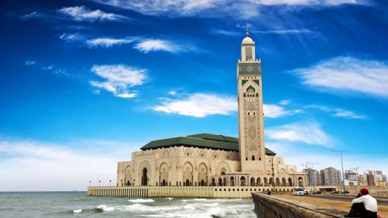 marokko_casablanca-settat_casablanca_hassan-II-moskee_aanzicht_water_golven_mens_weg_shutterstock