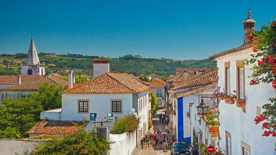 portugal_leiria_obidos_oude-centrum_straat_mensen_overzicht_shutterstock-383056402