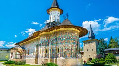 roemenie_boekovina_klooster-van-sucevita_buitenkant_shutterstock
