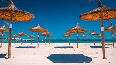 spanje_mallorca_can-picafort_parasol_zee_strand_zandstrand_schaduw_getty