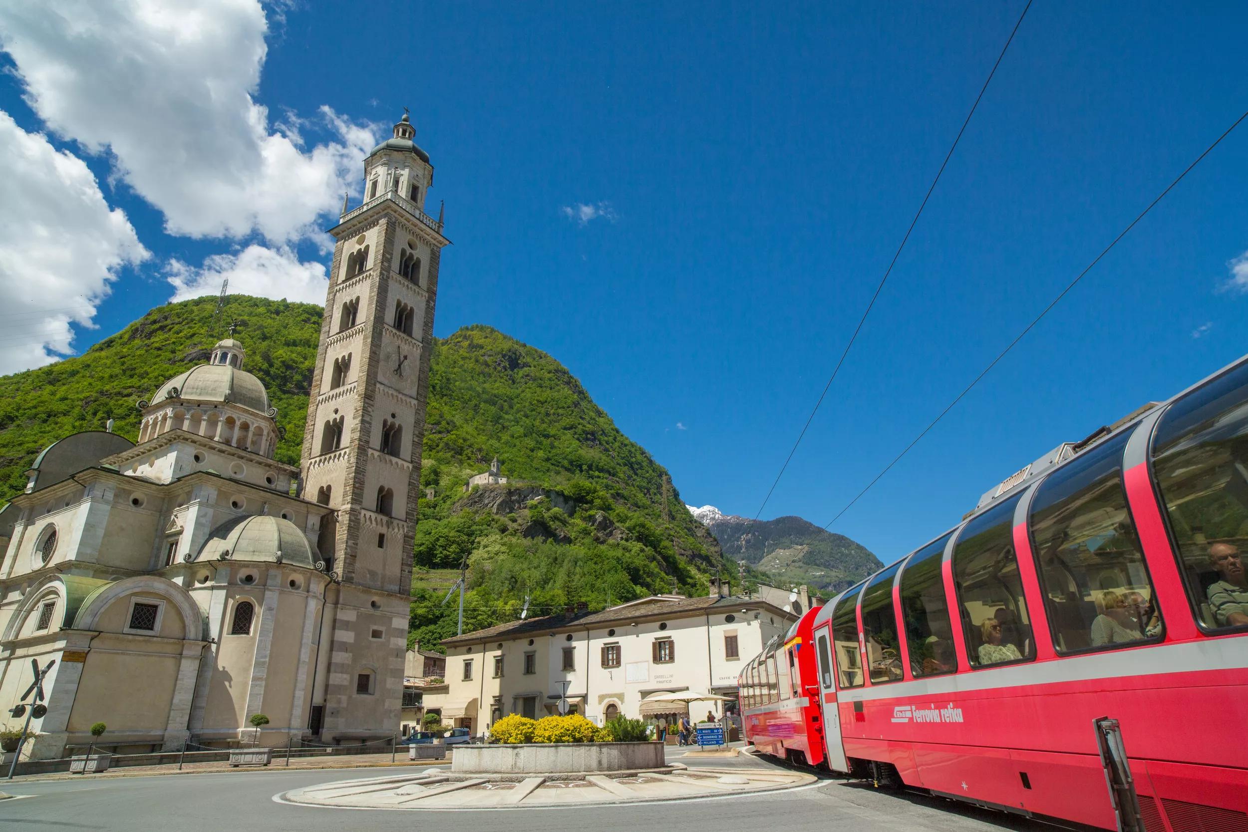 Rhaetische Bahn/RhB - Bernina Express - Die stattliche Madonna di Tirano gruesst den Bernina Express bei seiner Ankunft in Tirano. Eine Fahrt von den Gletschern zu den Palmen...Rhaetian Railway/RhB - Bernina Express - The imposing Madonna di Tirano greets the Bernina Express on its arrival in Tirano...Ferrovia retica/FR - Bernina Express - Il Bernina Express alla Madonna di Tirano. Un viaggio dai ghiacciai alle palme...Copyright by Rhaetische Bahn By-line: swiss-image.ch/Christof Sonderegger