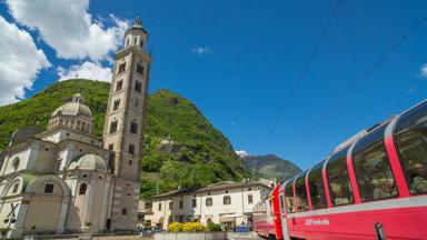 Zwitserland_treinreizen_Grand Train_BerninaExpress_rijdend door Tirano_h