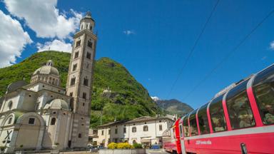 Rhaetische Bahn/RhB - Bernina Express - Die stattliche Madonna di Tirano gruesst den Bernina Express bei seiner Ankunft in Tirano. Eine Fahrt von den Gletschern zu den Palmen...Rhaetian Railway/RhB - Bernina Express - The imposing Madonna di Tirano greets the Bernina Express on its arrival in Tirano...Ferrovia retica/FR - Bernina Express - Il Bernina Express alla Madonna di Tirano. Un viaggio dai ghiacciai alle palme...Copyright by Rhaetische Bahn By-line: swiss-image.ch/Christof Sonderegger