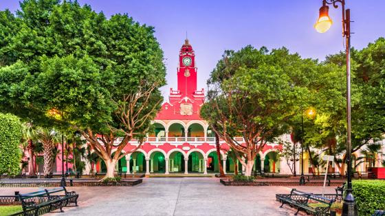 mexico_merida_plaza-grande_plein_kerk_koloniale-gebouwen_shutterstock