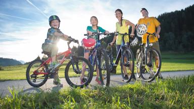 oostenrijk_salzburgerland_flachau_gezin_fiets_mountainbike_kind_jongen_meisje