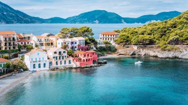 griekenland_kefalonia_zee_kleur_dorp_huisjes_uitzicht_eiland_heuvels_getty