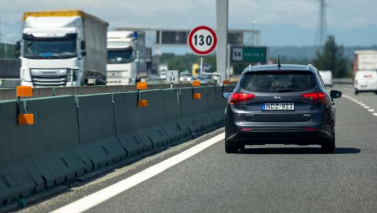 Vracht- en personenverkeer op de snelweg.