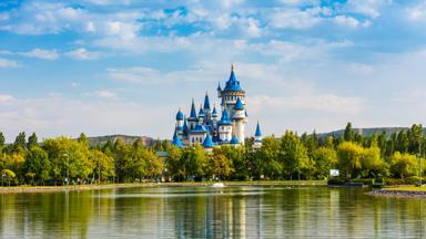 turkije_eskisehir_sprookjeskasteel_sazova-park_bewolkt_vijver_bomen_shutterstock