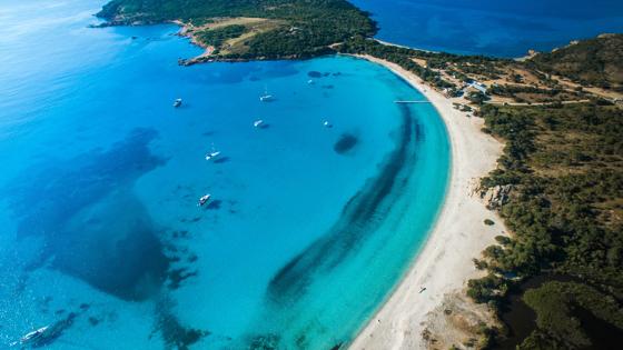 Frankrijk_Corsica_Rondinara-beach_strand-baai-luchtfoto-bootjes-zee-schiereiland_shutterstock