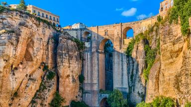 spanje_andalusie_ronda_puente-nuevo_brug_kloof_shutterstock_1928344592