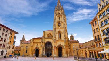 spanje_asturië_oviedo_kathedraal_plein_huizen_shutterstock