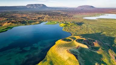 ijsland_noordland-oost_myvatn_kraters_vulkaan_meer_luchtfoto_GettyImages-1289200536
