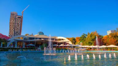 albanie_tirana_tirana_rinia-park_fontein_terras_shutterstock_1212882451