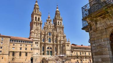 spanje_galicie_santiago-de-compostela_kathedraal_plein_mensen_shutterstock_1133950910