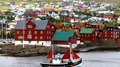 ijsland_torshavn_boot-huizen-stad_shutterstock