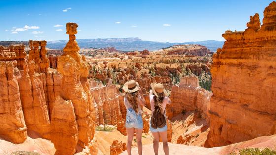 amerika_utah_bryce-canyon-nationaal-park_thors-hammer-hoodoo_mensen_vrouwen_shutterstock